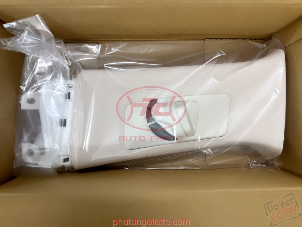 Ốp cột cửa trước trên Lexus RX300 2020 (6241048101A0 - 6242048111A0)