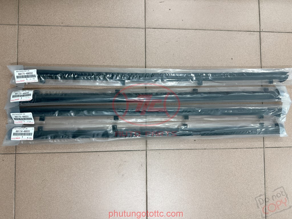 Nẹp chân kính cánh cửa trước trong Lexus RX400/RX350 2006 (6817148032 - 6817248032 - 6817348031 - 6817448031)