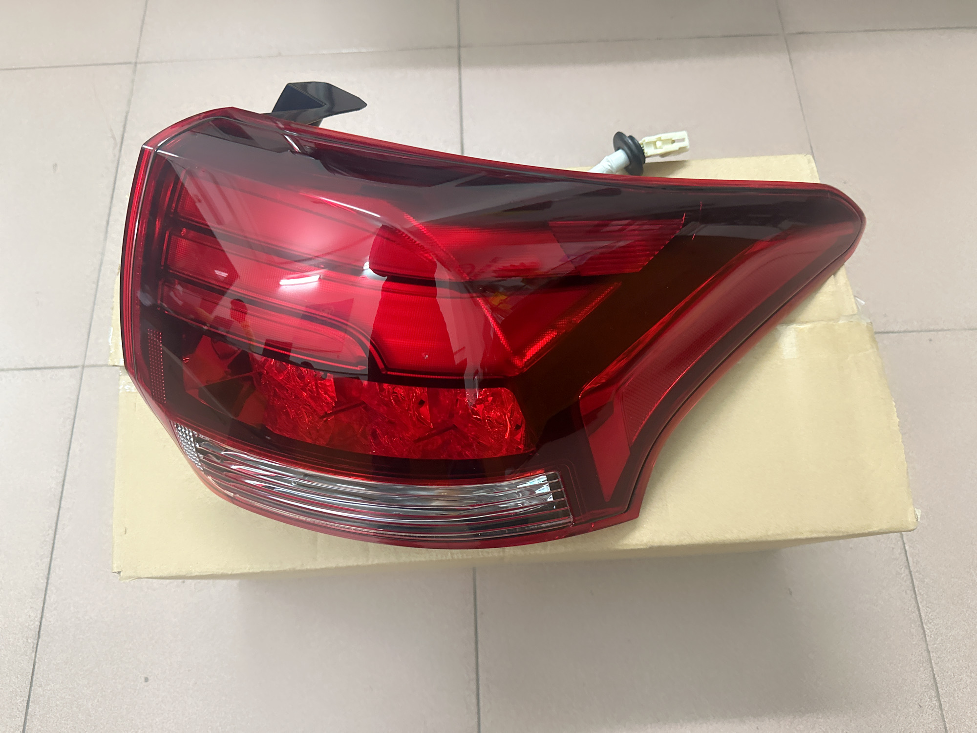 Đèn lái sau Outlander 2016-2018 (RH) (8330B176)